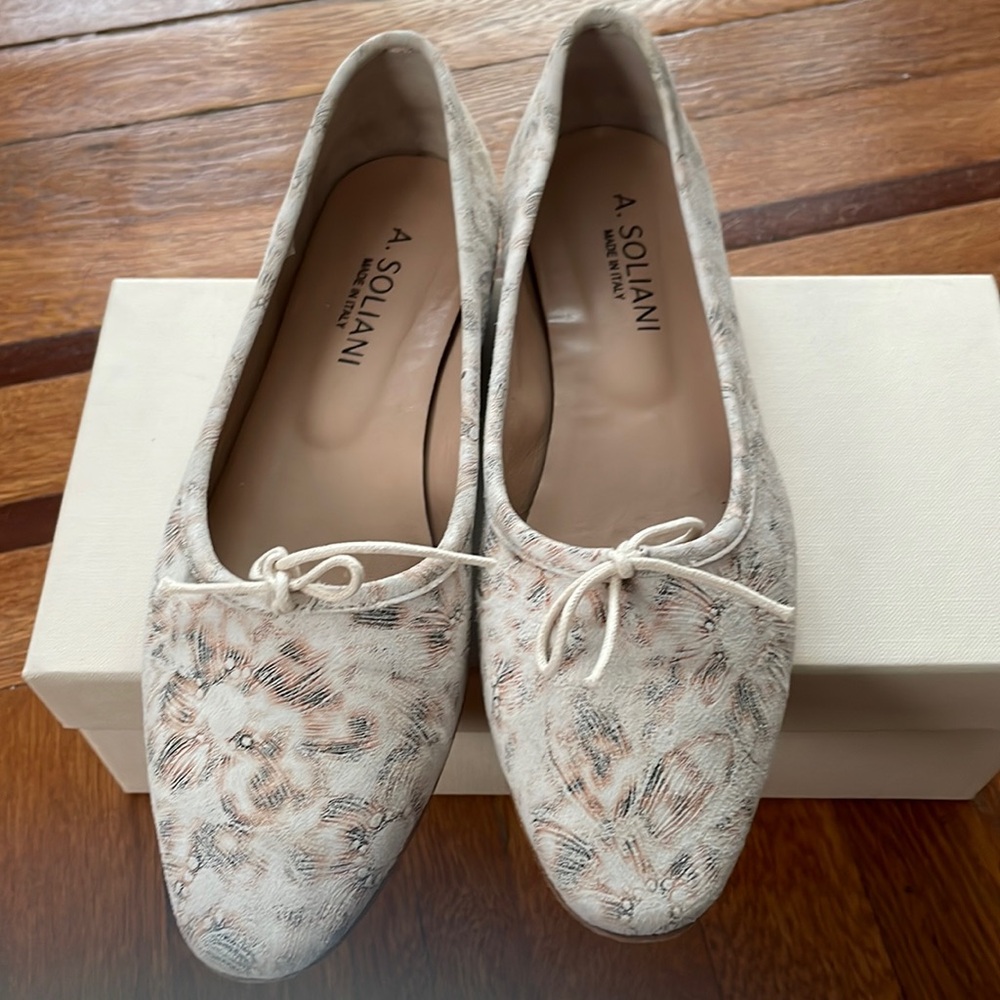 A. Soliani como flowery tan size 39